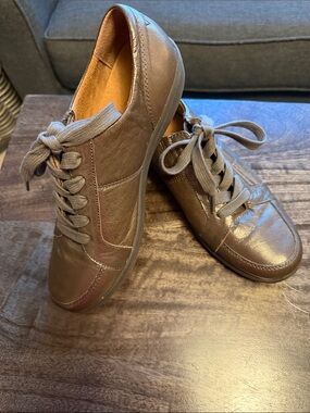 Vionic Women's Brown Lace-Up Casual Sneakers